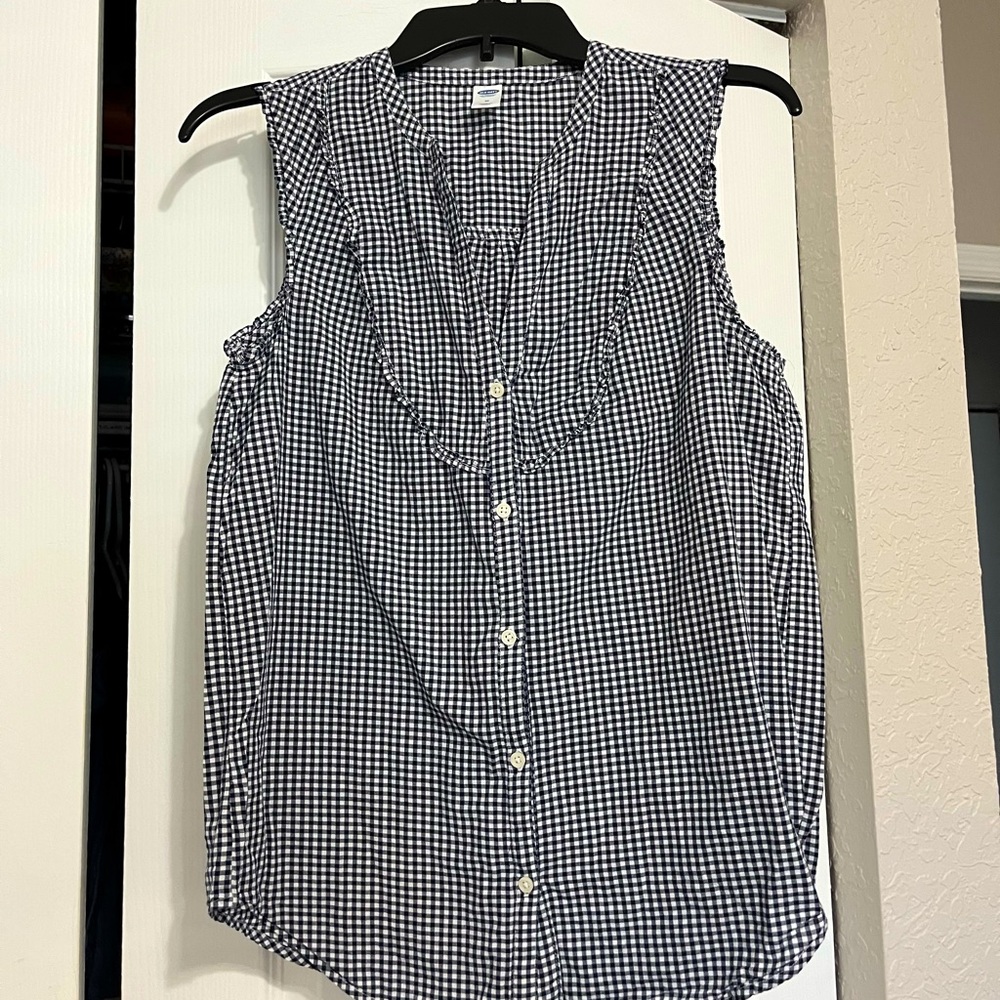 Old Navy sleeveless blouse. Size M